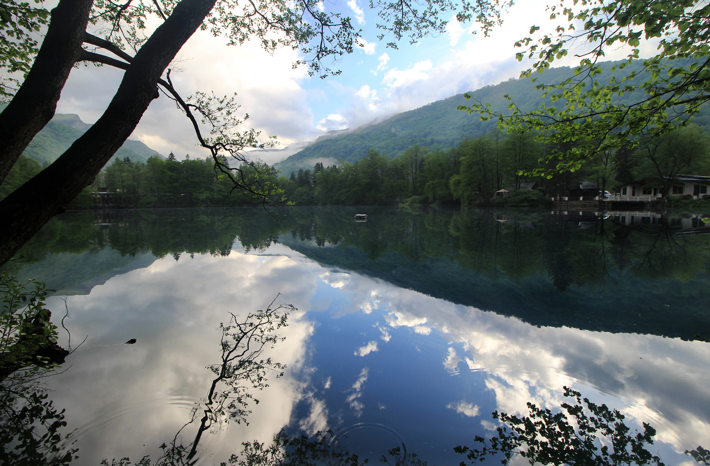 Голубое озеро