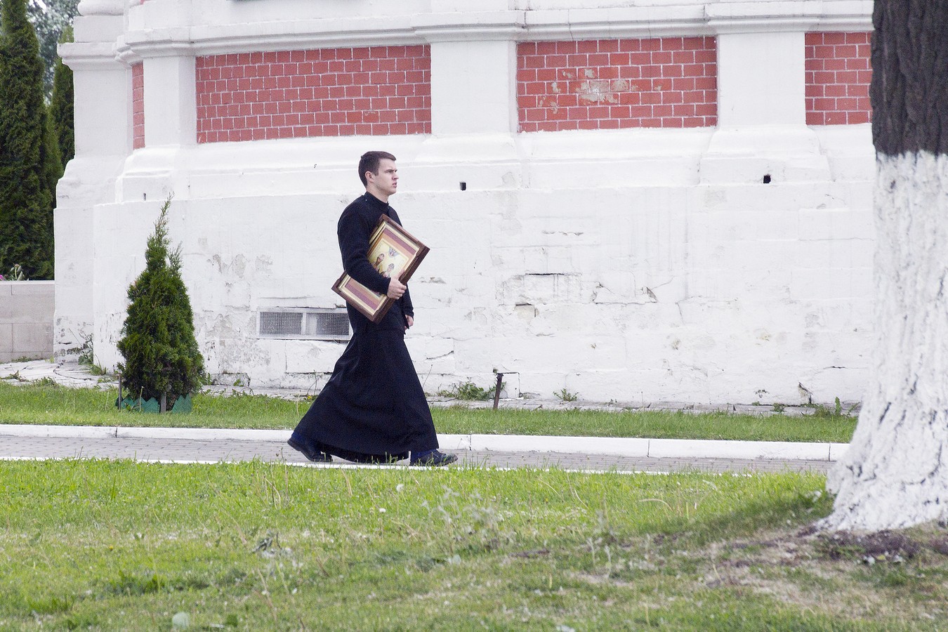 У стен храма