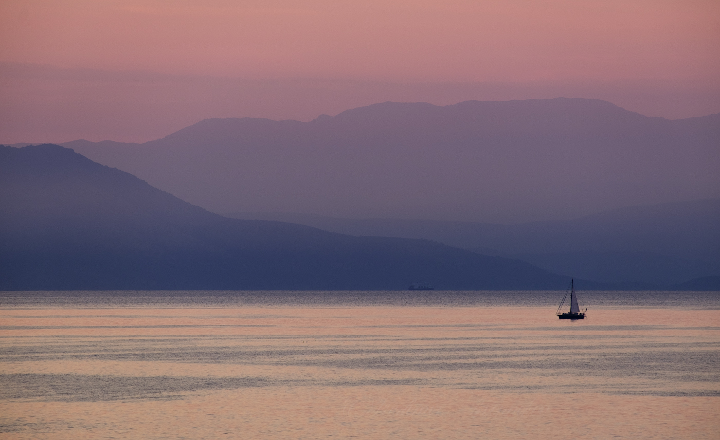 Уходящий в рассветную даль