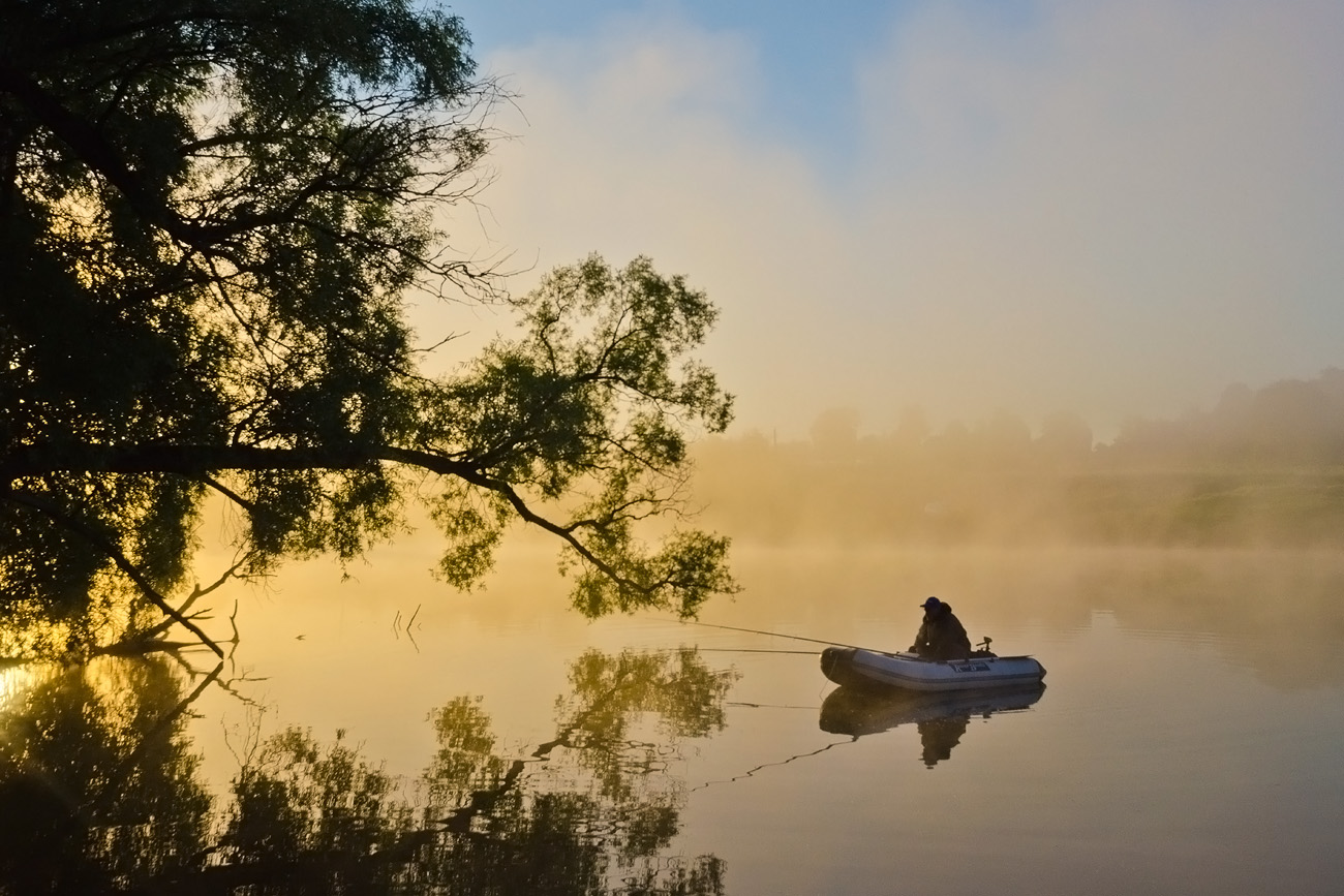 Там клонятся ивы над омутом