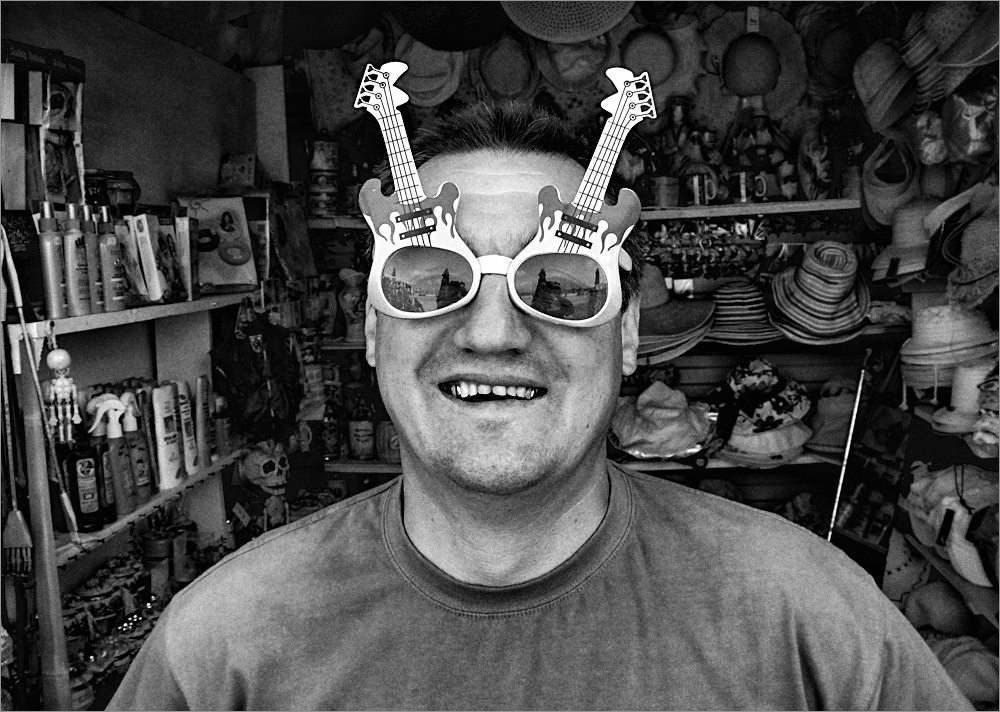 Продавец Вася.