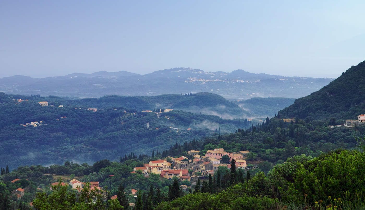 Спускался вечером туман