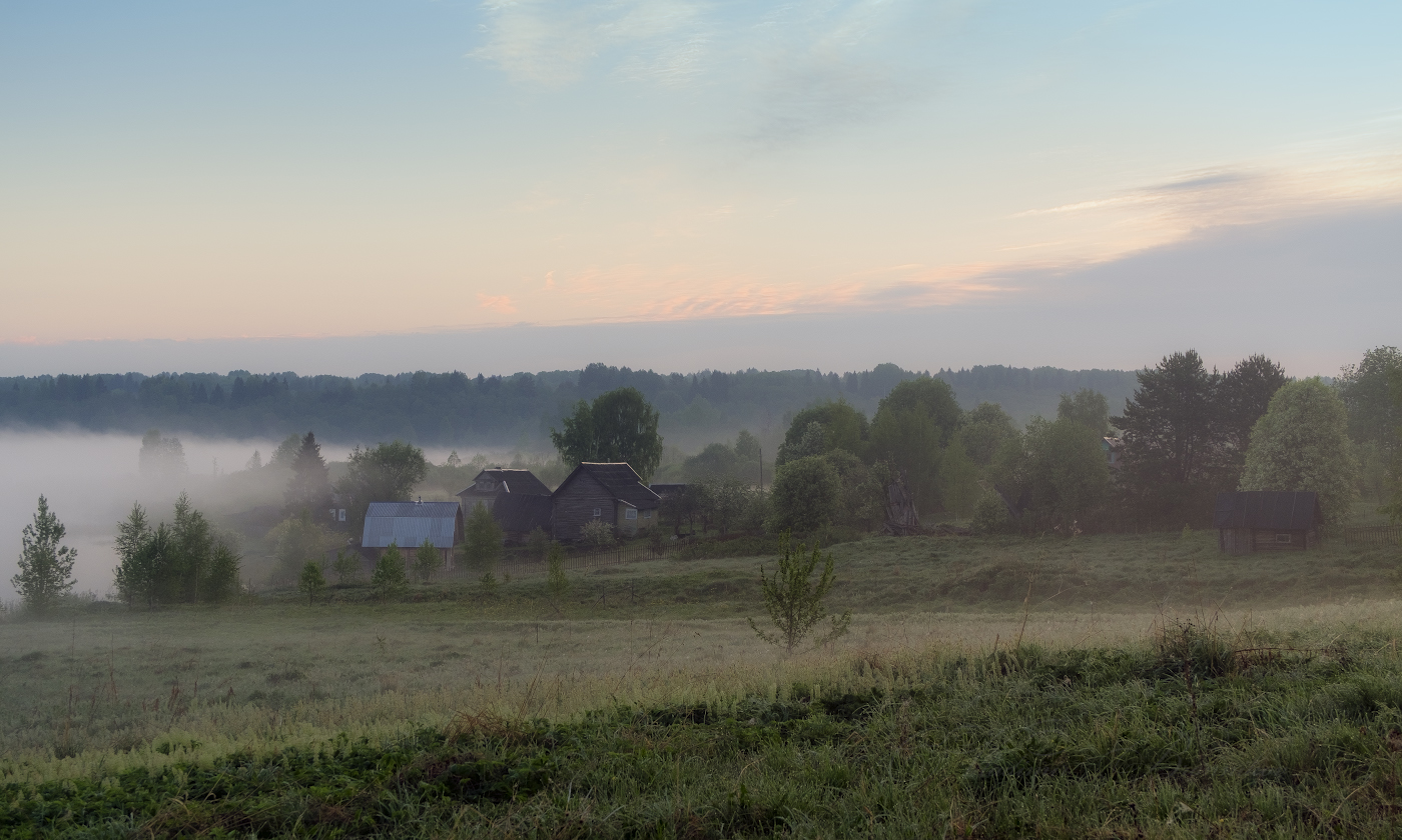 Спряталась деревня за туманом