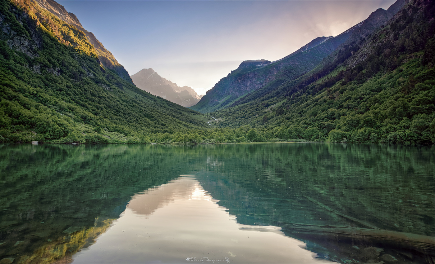 Скользить над гладью изумрудной.