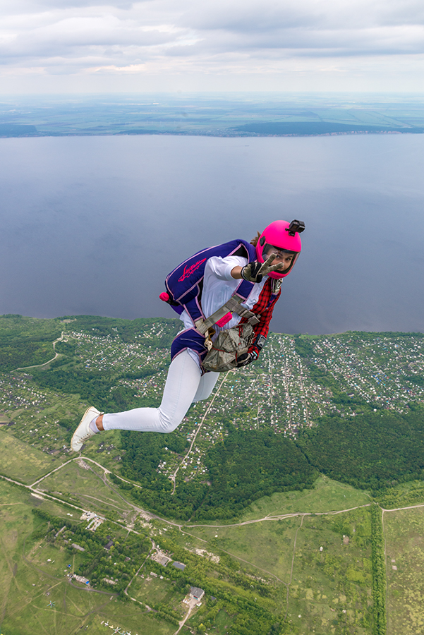 В падении...