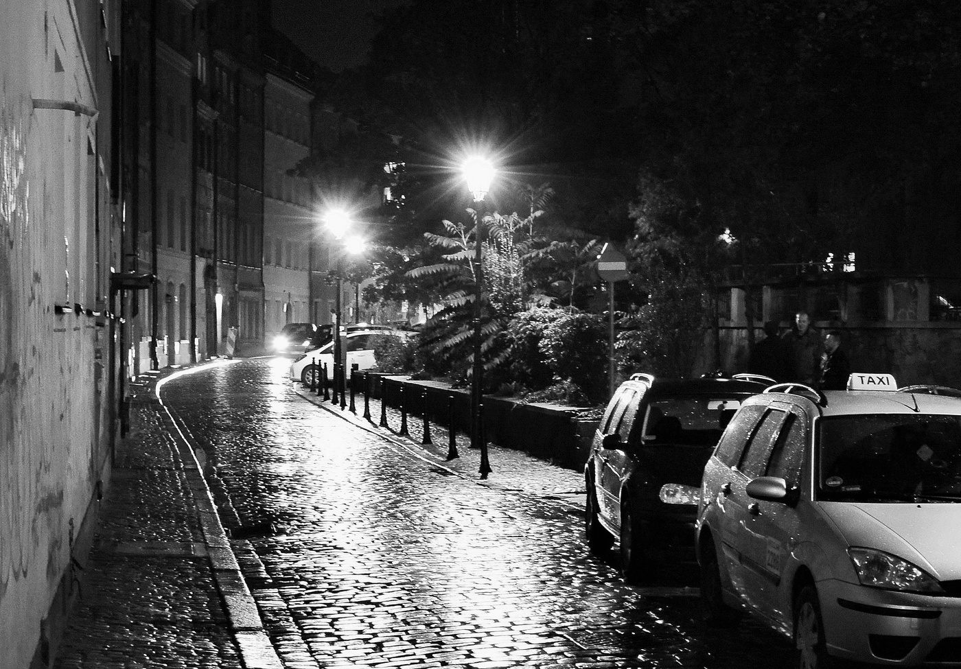 "Темно, темно! На улице пустынно ..."