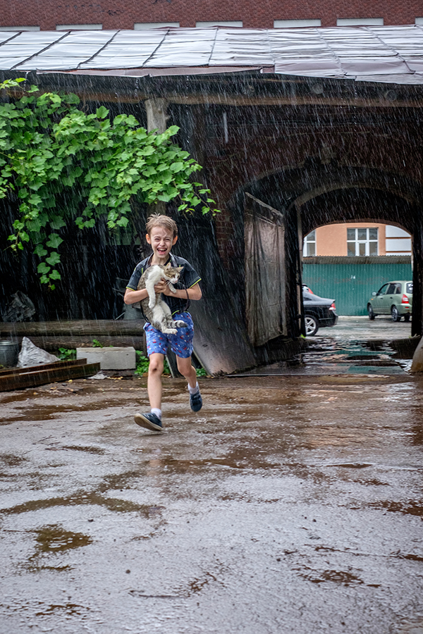 Под дождём...