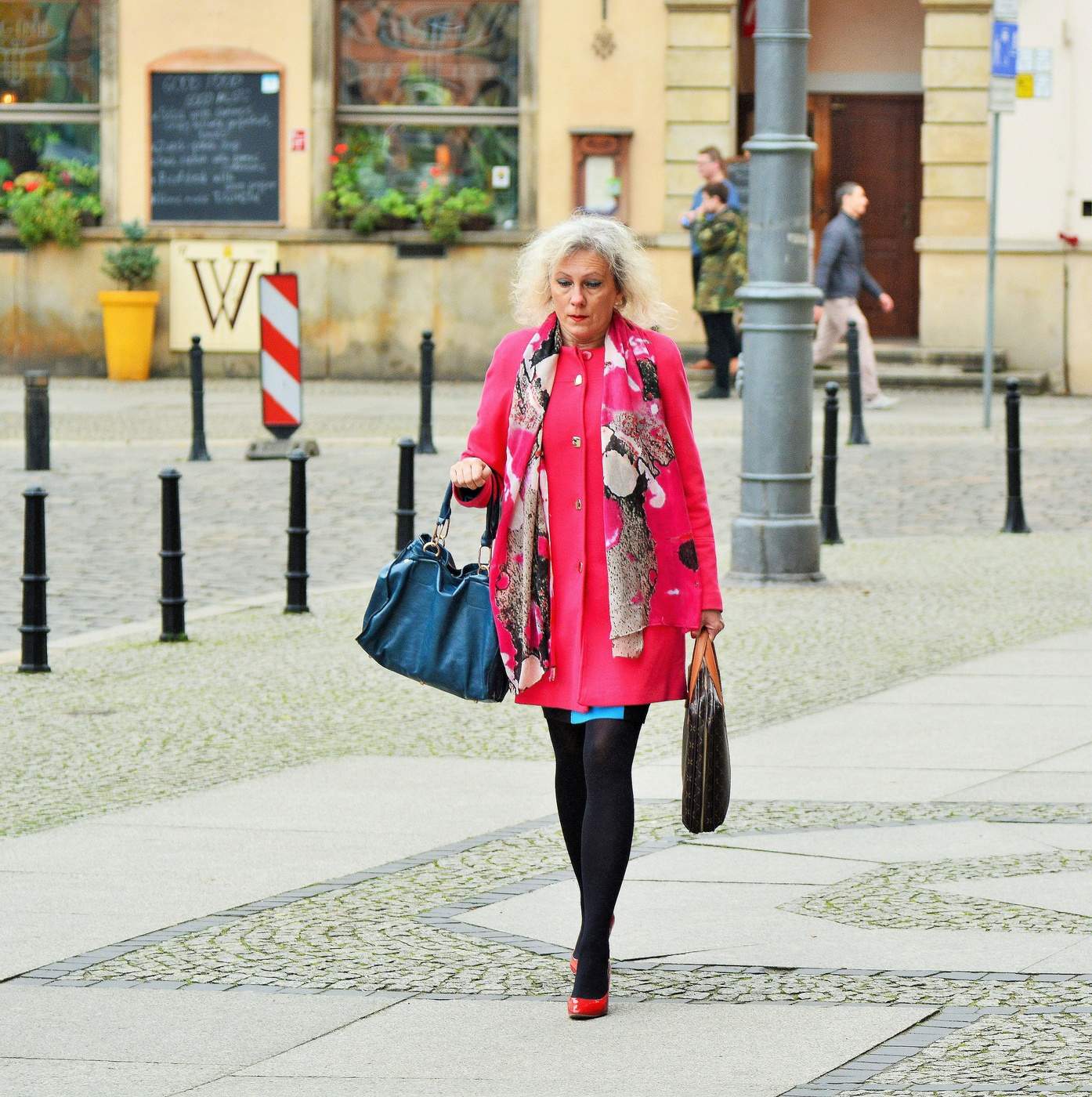 "Пускай года, как ласточки летят ..."