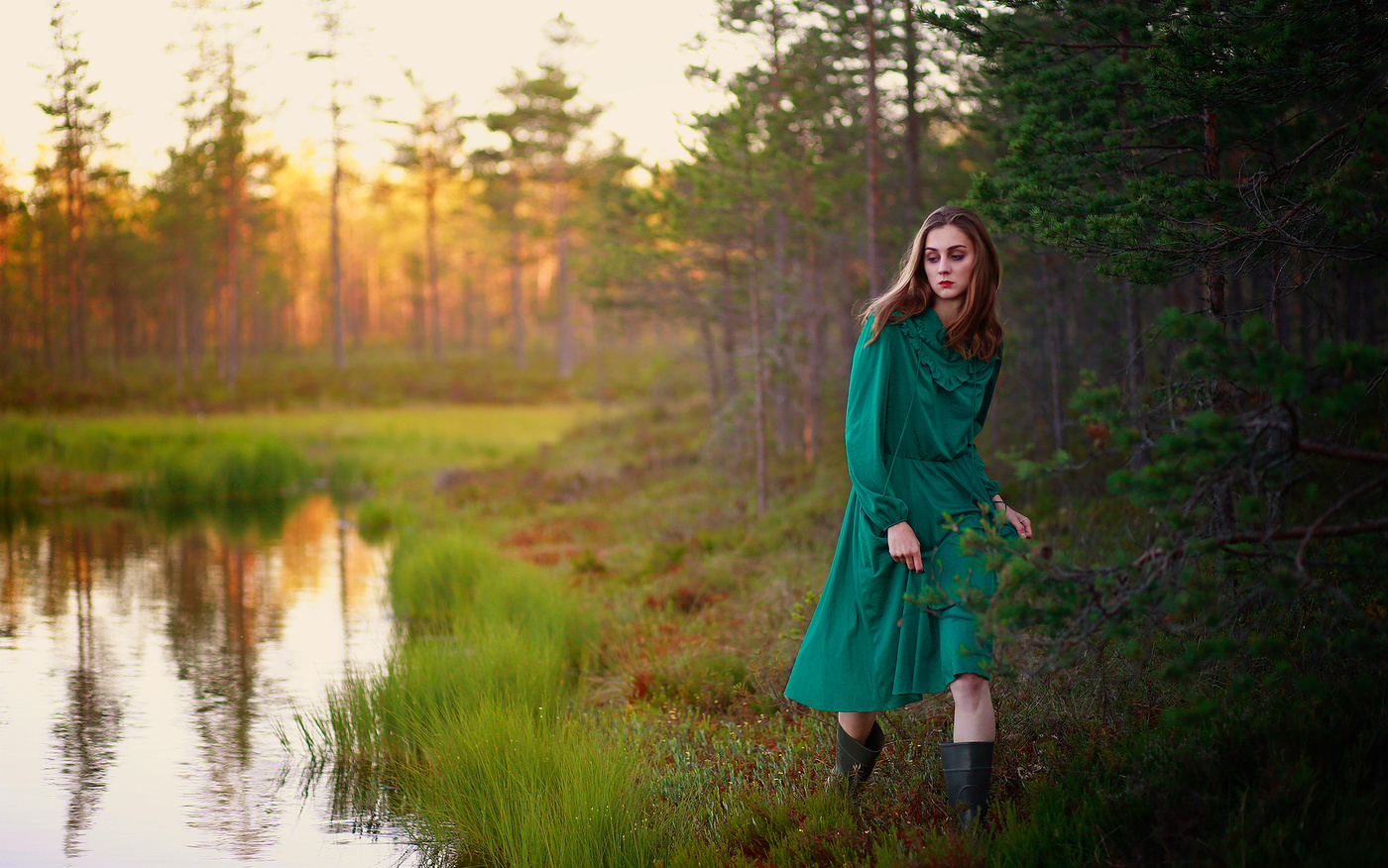 На закате у озера