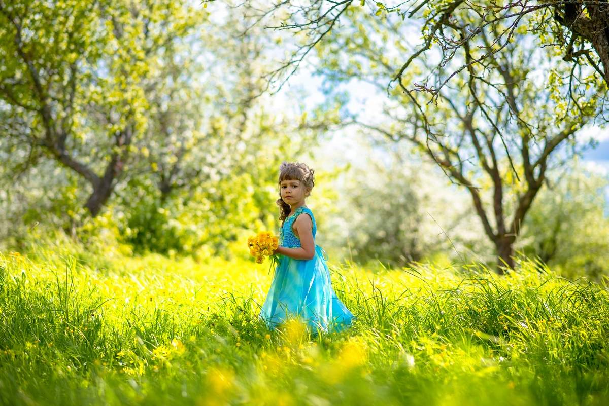 Одна среди цветущих яблонь