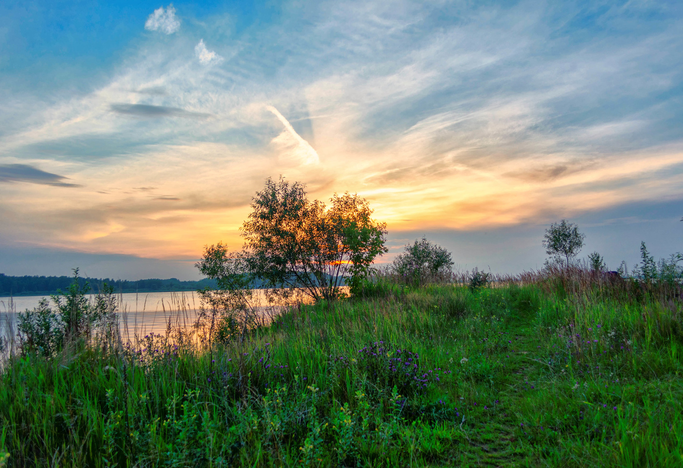 Закат на реке.