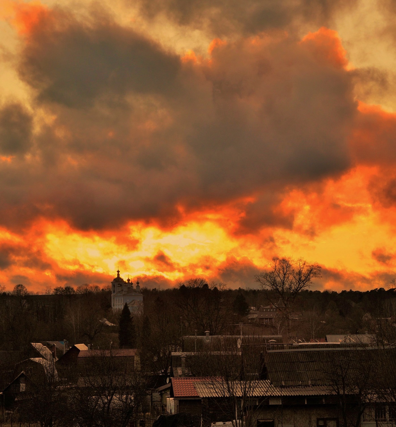 "Пожаром закат златомирный пылает..."