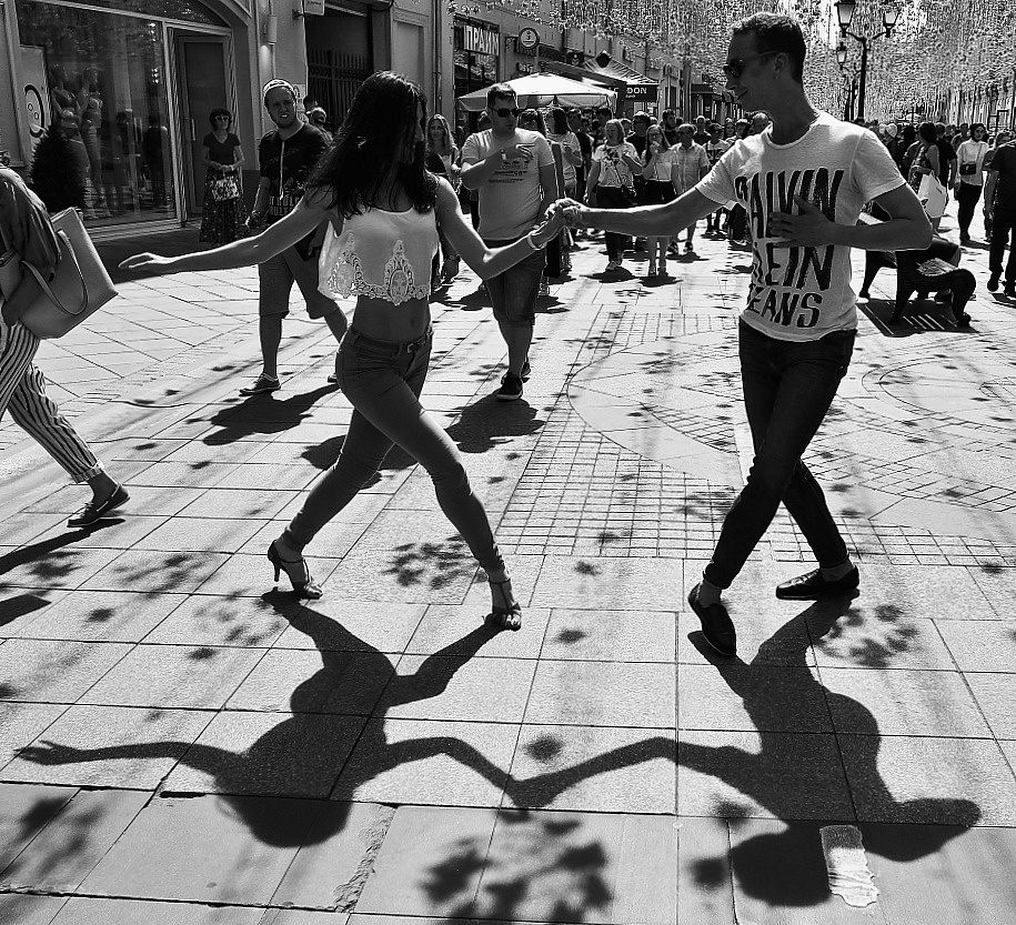 Уличные танцы.