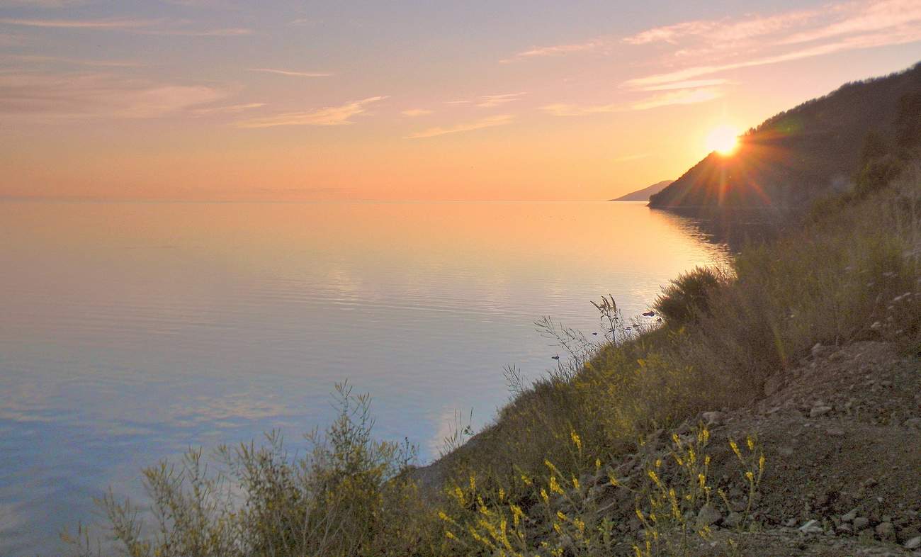 Солнце встало из-за гор, разбросав лучи.