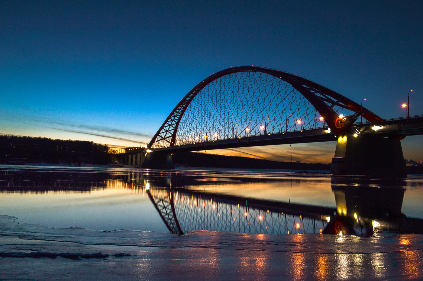 В холодном сумраке ночном