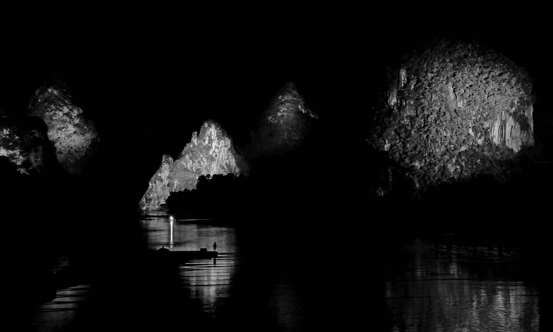 В холодном сумраке ночном