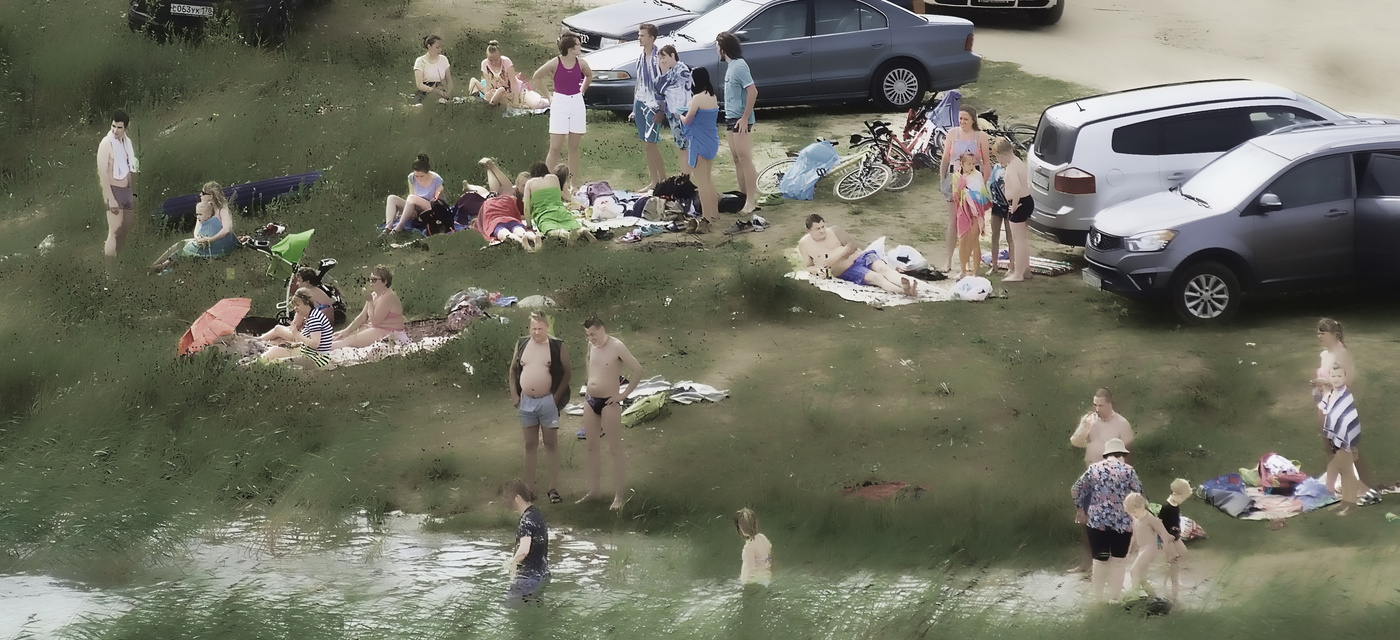 Люди на диком пляже