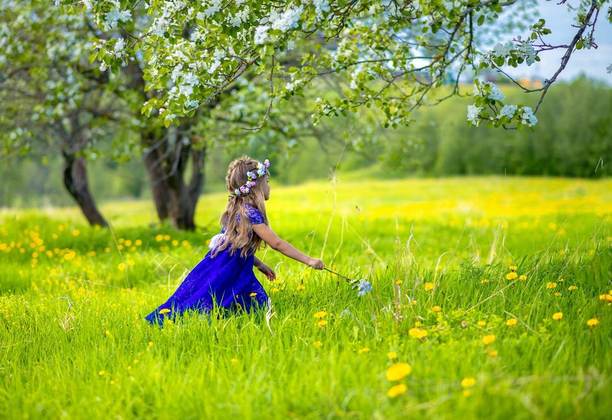 Прогулка в весеннем саду