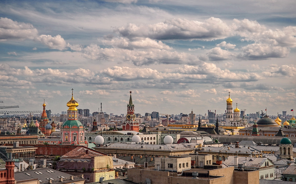 Над золотыми куполами