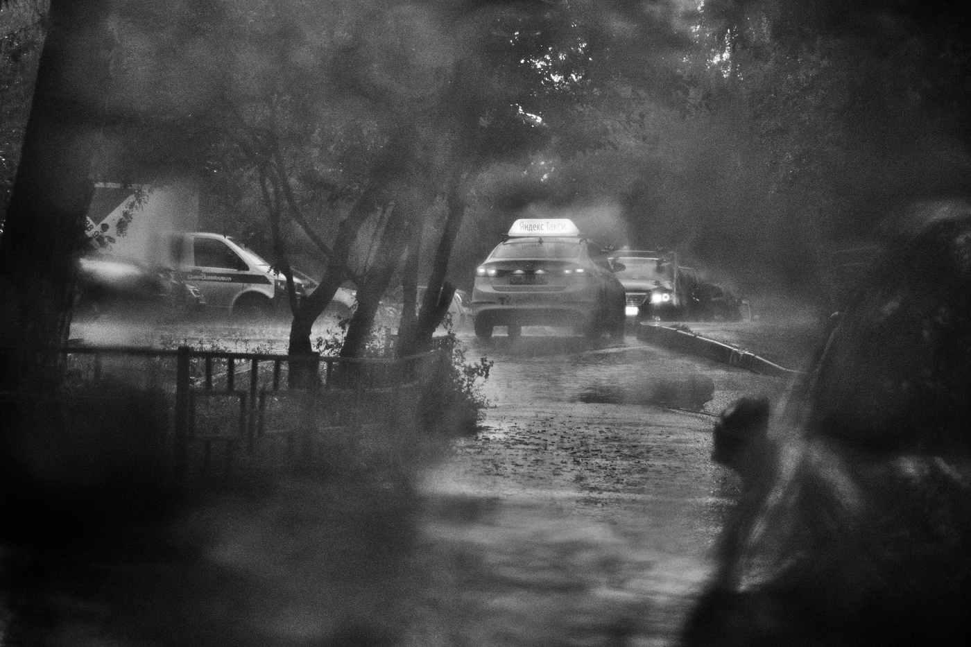 "Крупный дождь по стеклам зазвенел..."