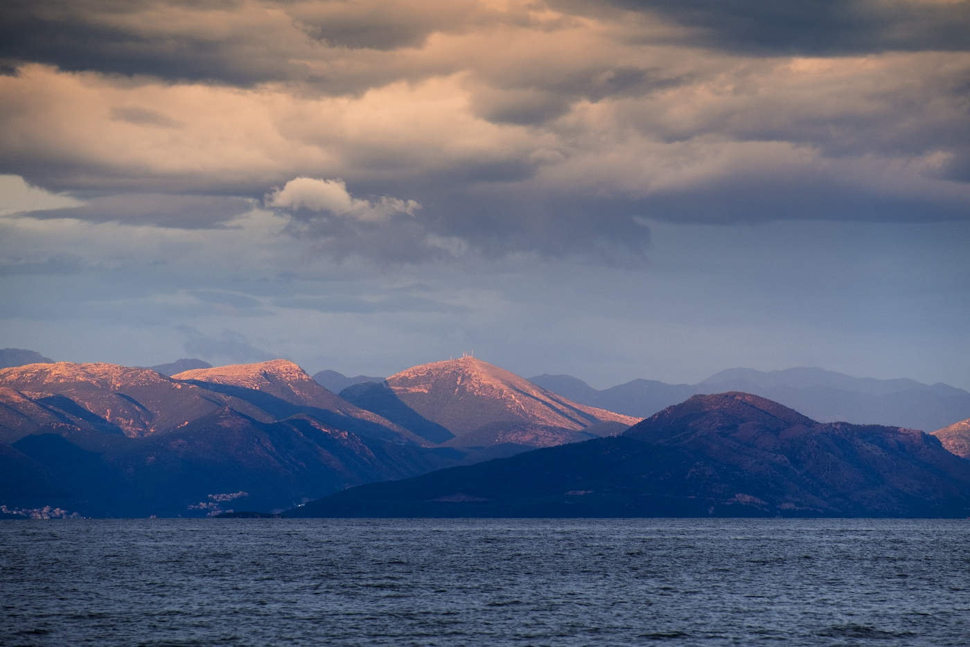 Освещенные закатным солнцем