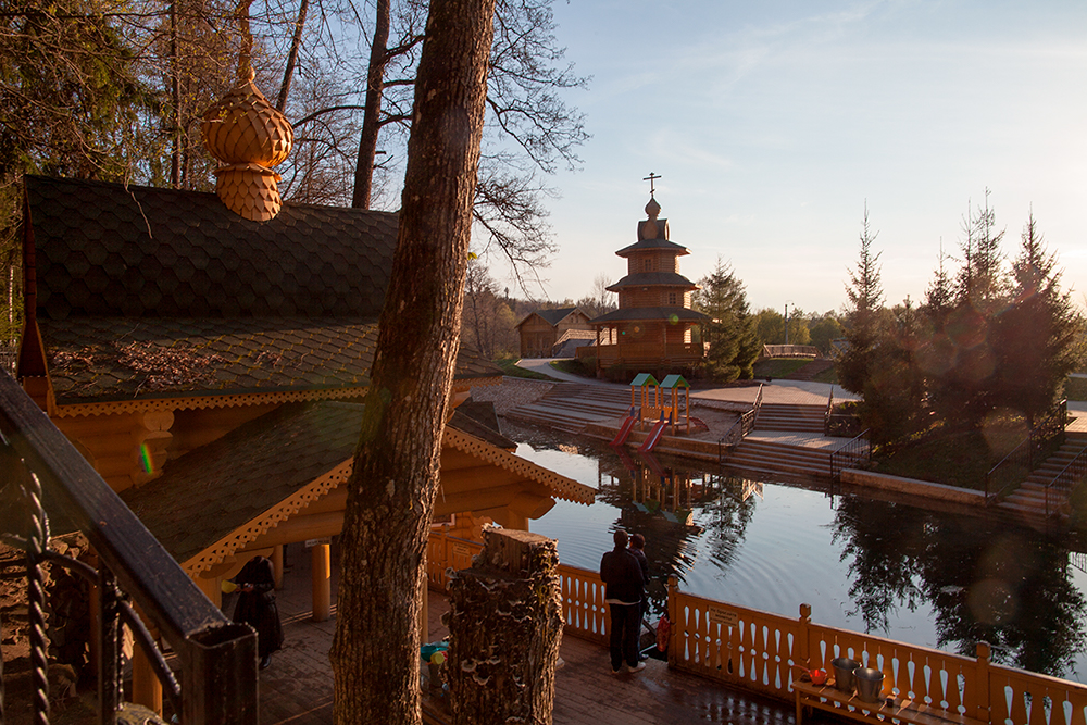 На источнике