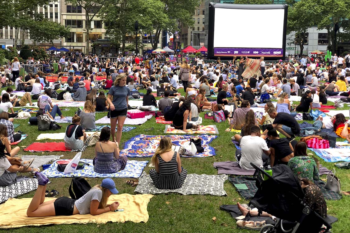 В ожидании вечернего кино в Bryant Park