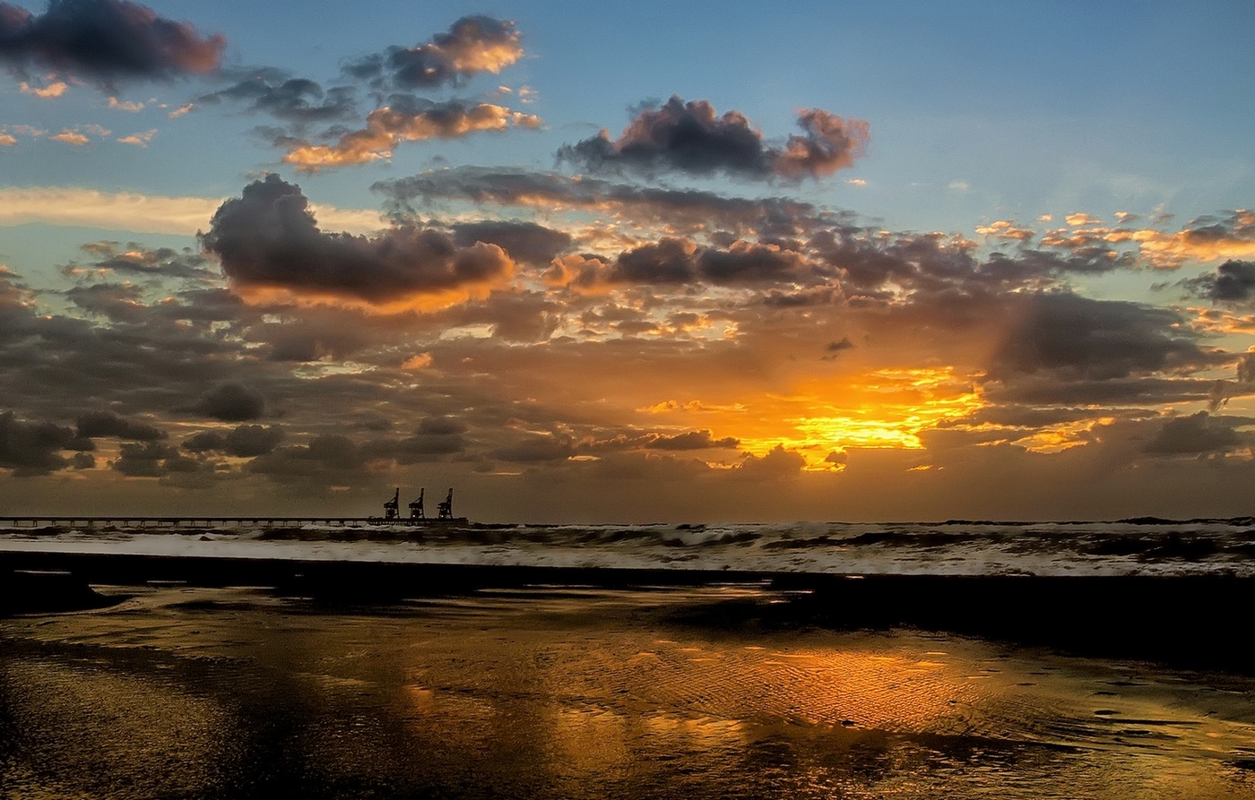 Расплескалось золото заката