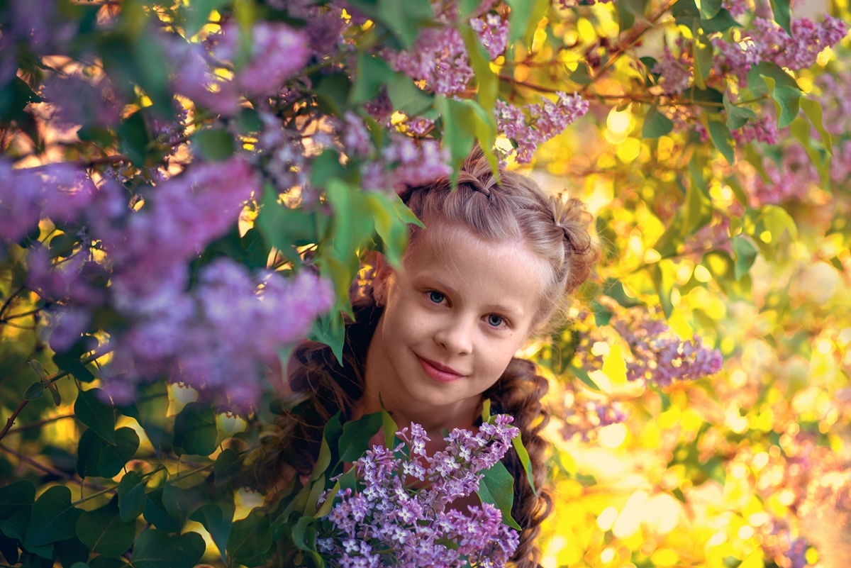 Девочка в сирени
