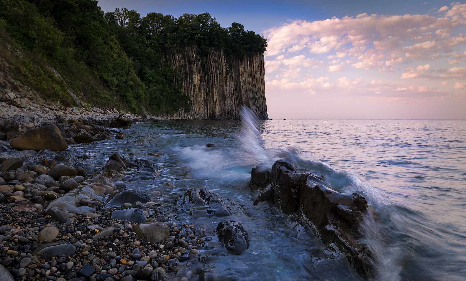Брызги волн у скалы Киселёва