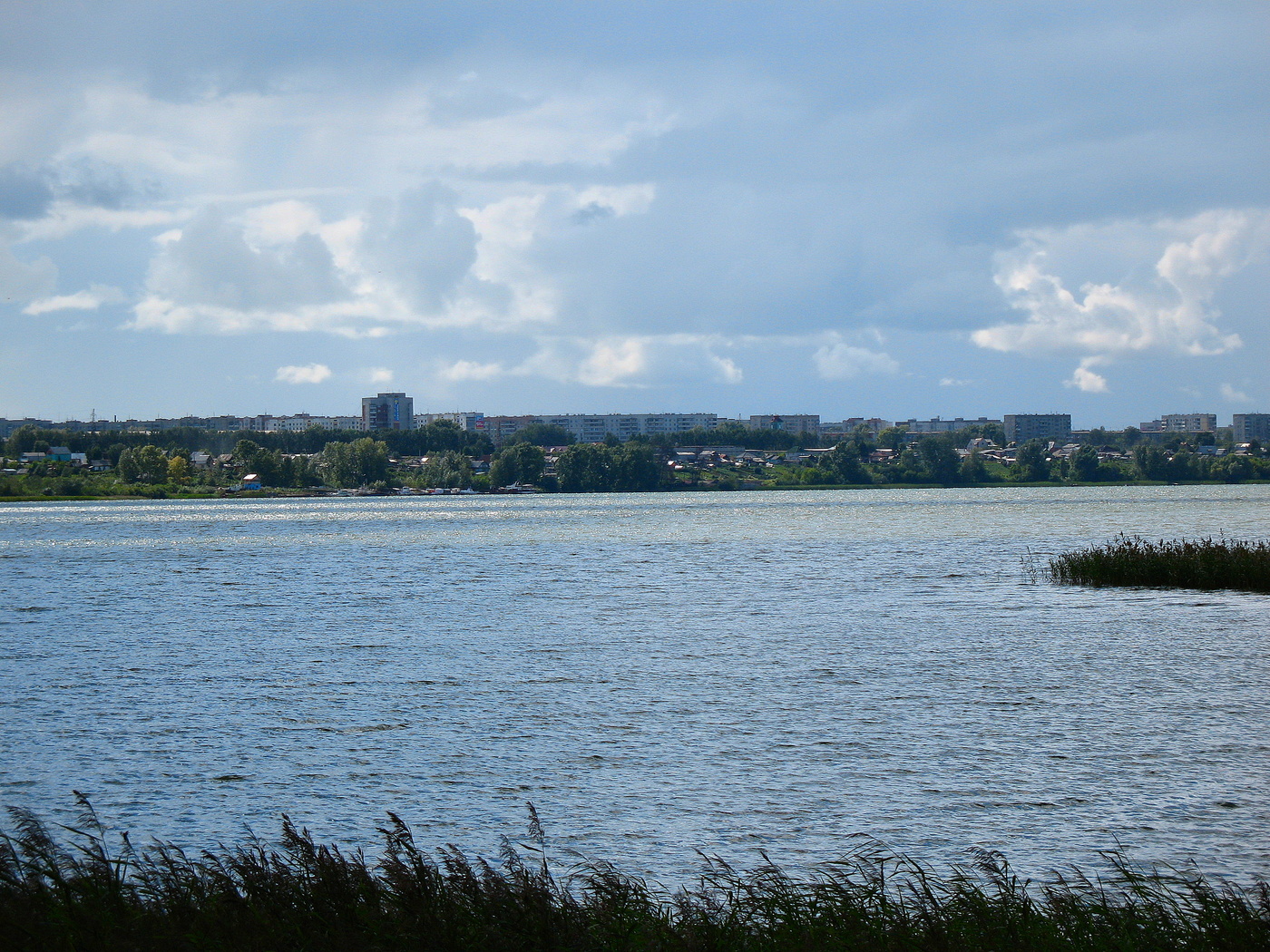Там за рекой город.