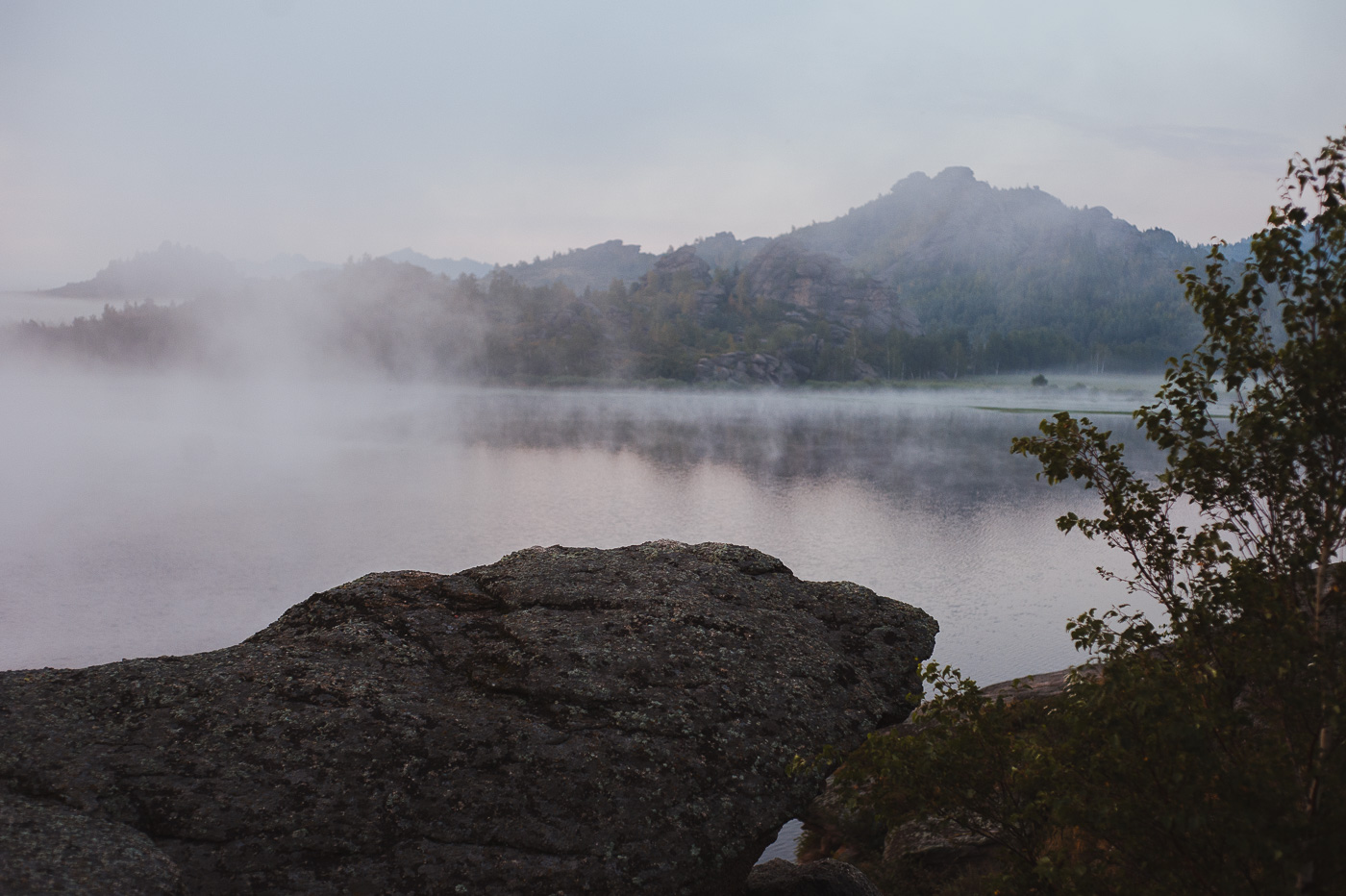 Туман танцует над водой..