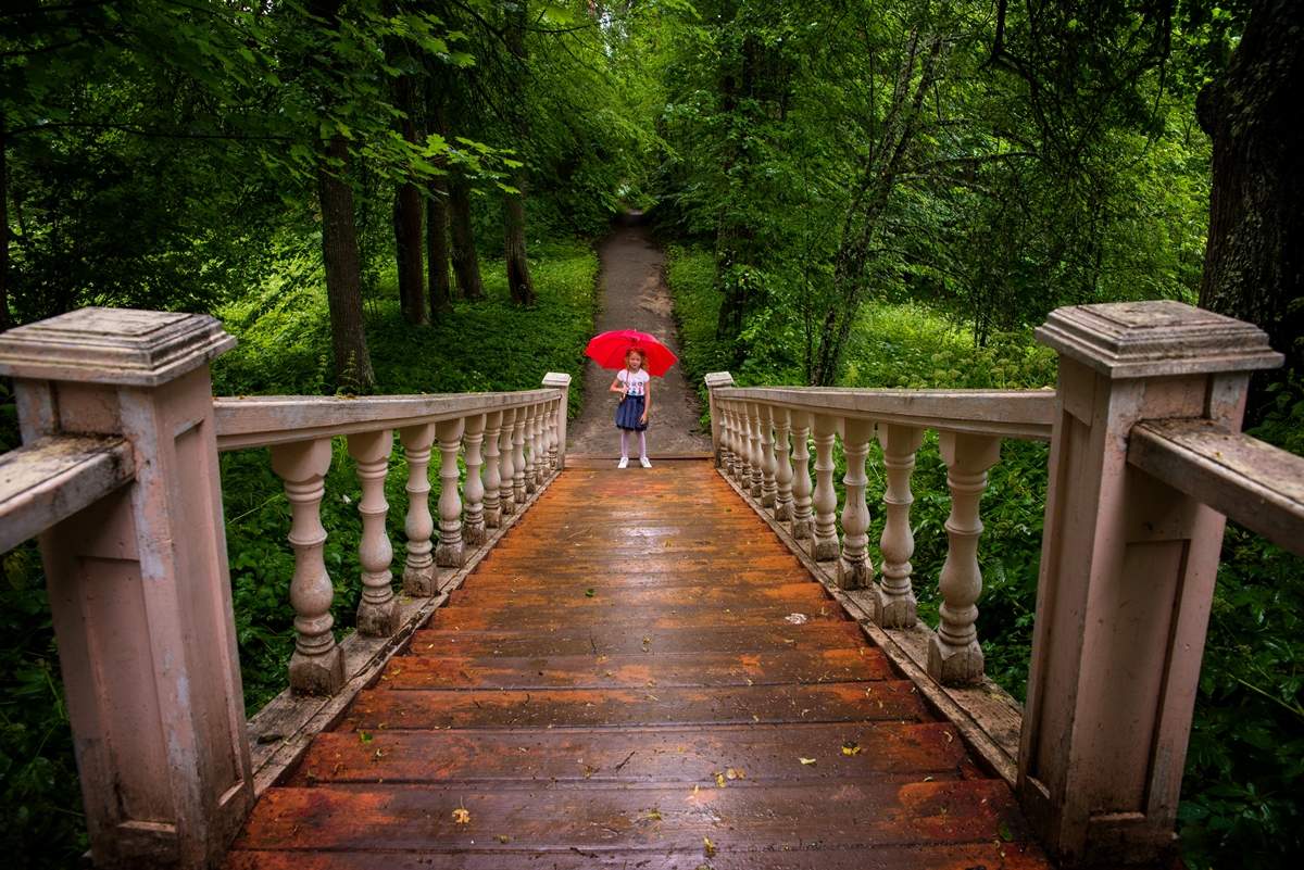 Красный зонт