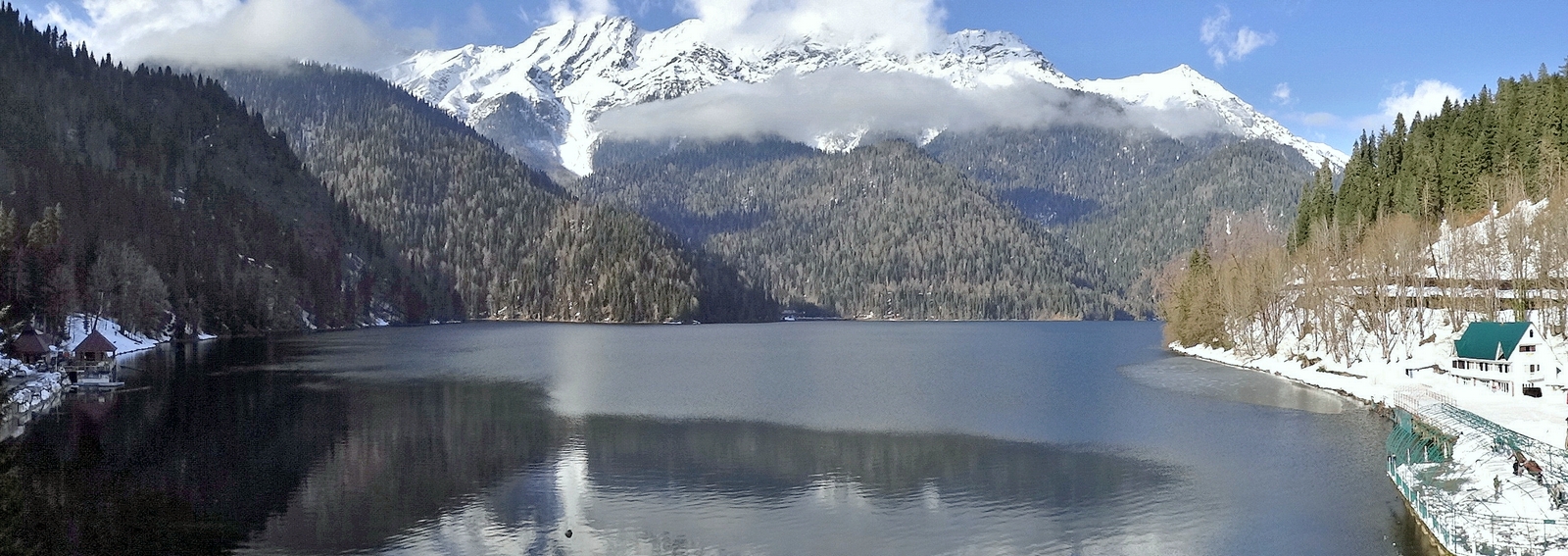 Панорама озера Рица