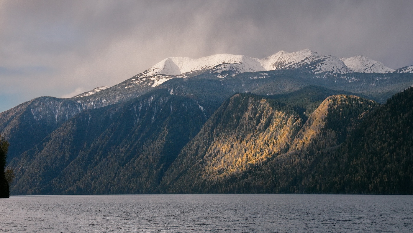 Тучи над хребтом Корбу