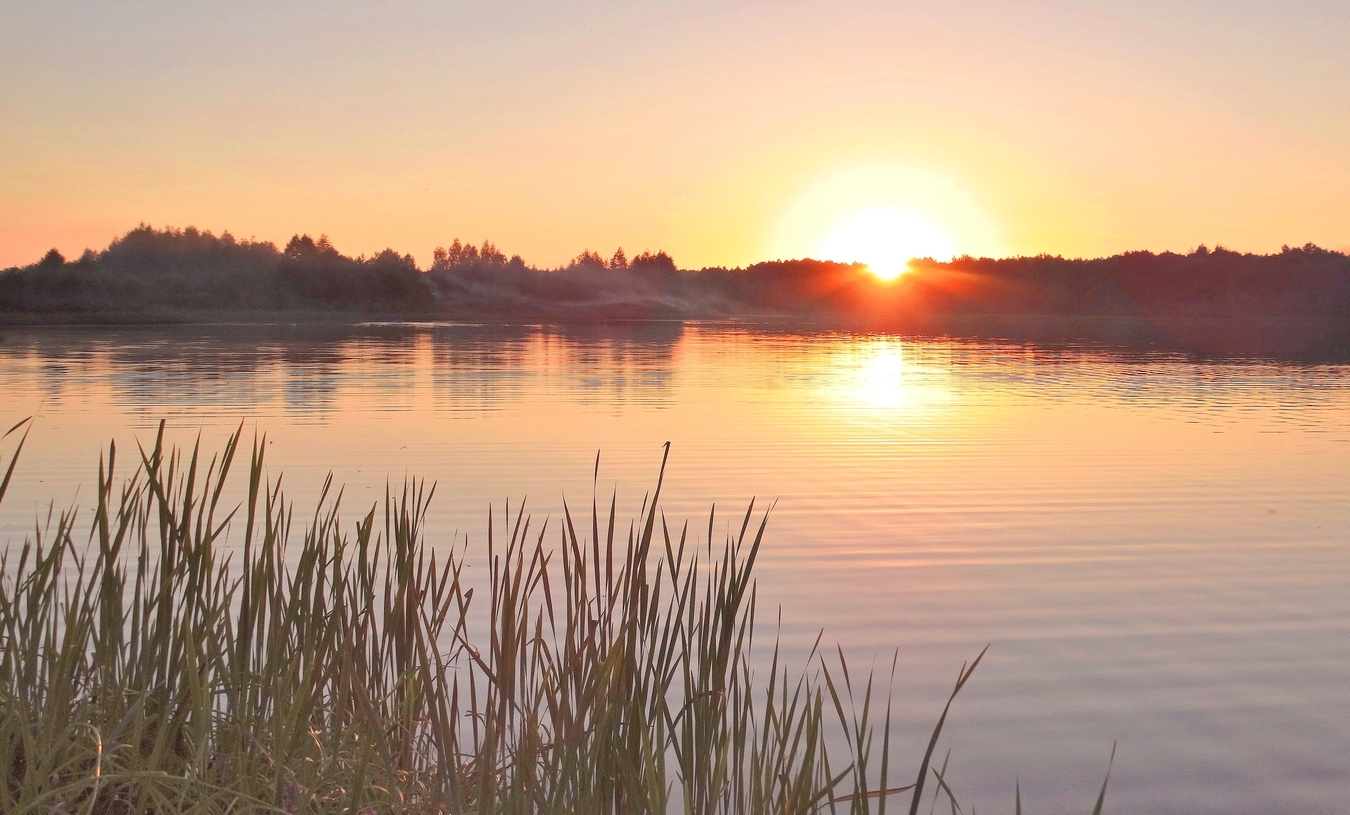 Озеро в закатных лучах солнца