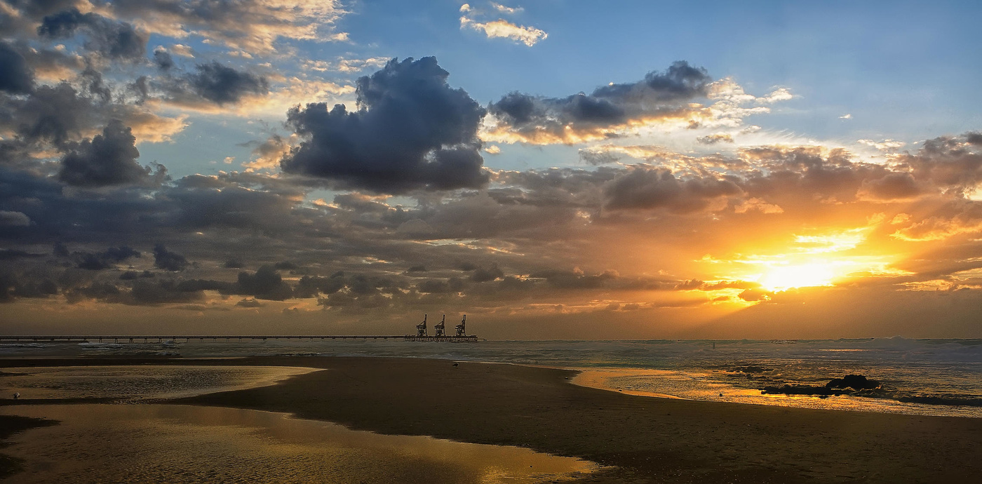Расплескалось золото заката