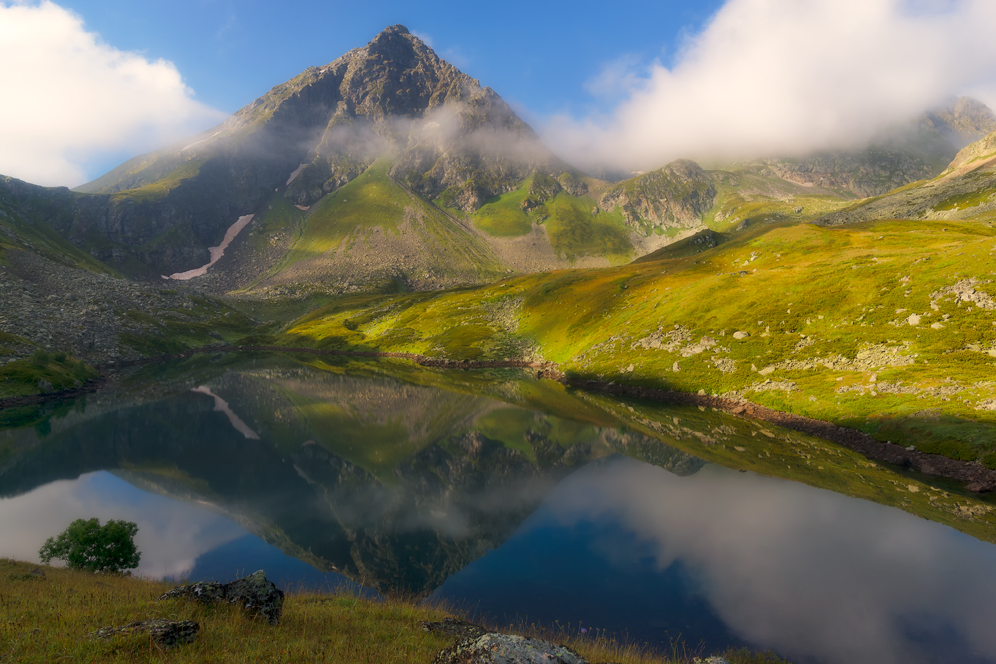 Утро на горном озере