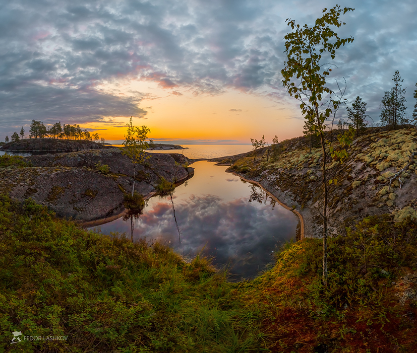Пруд на берегу острова