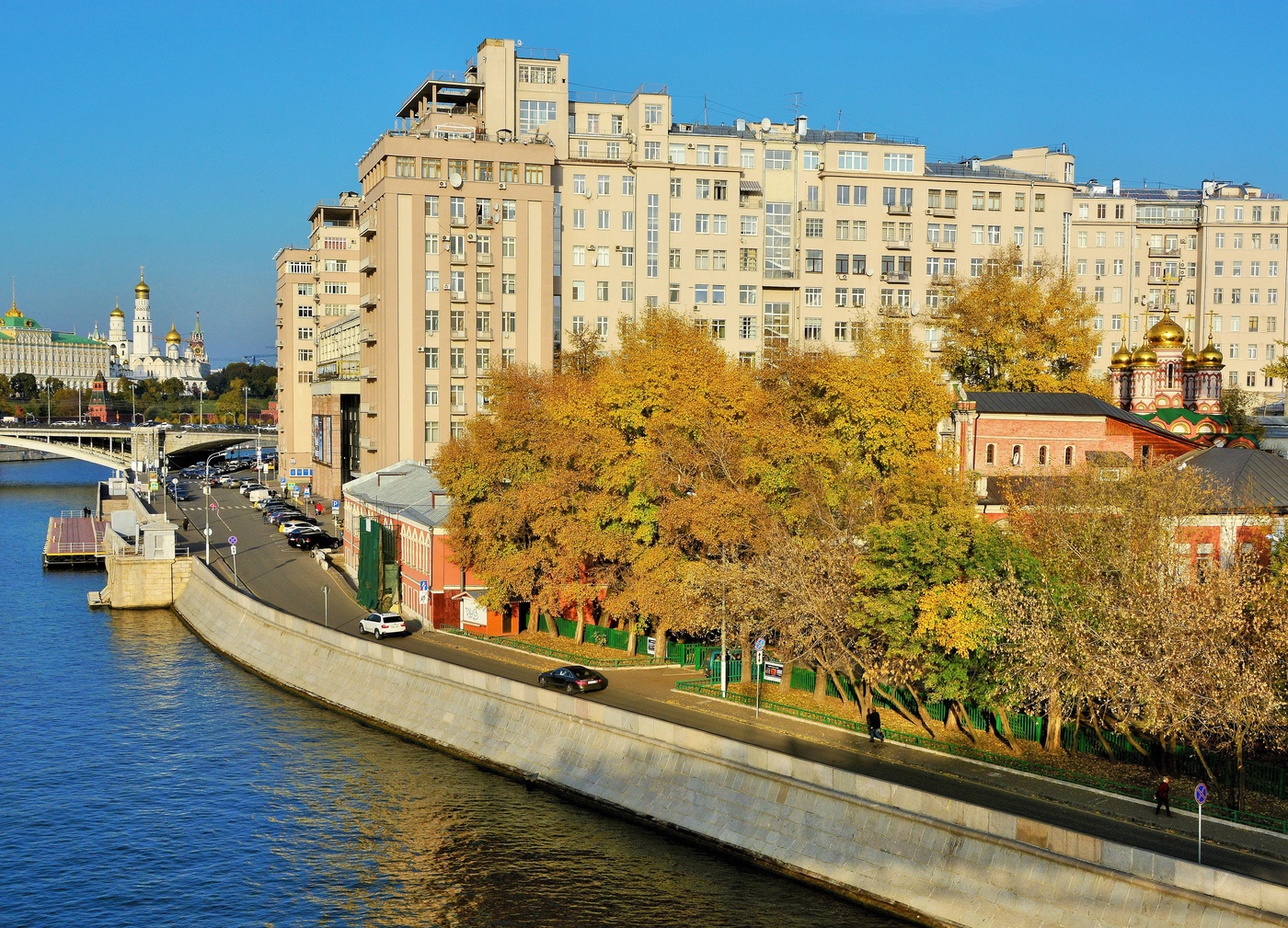 "Осень только взялась за работу ..."