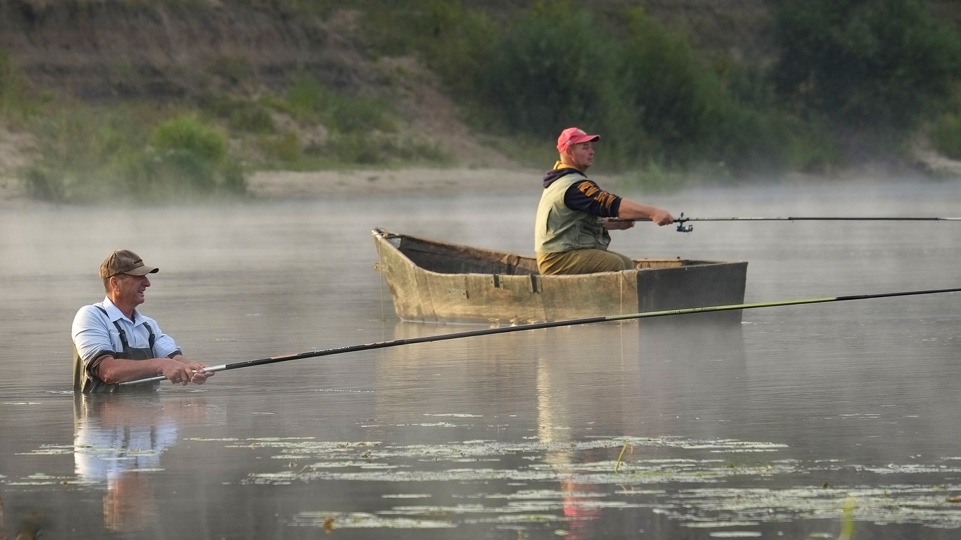 В туманной дымке рыбаки.