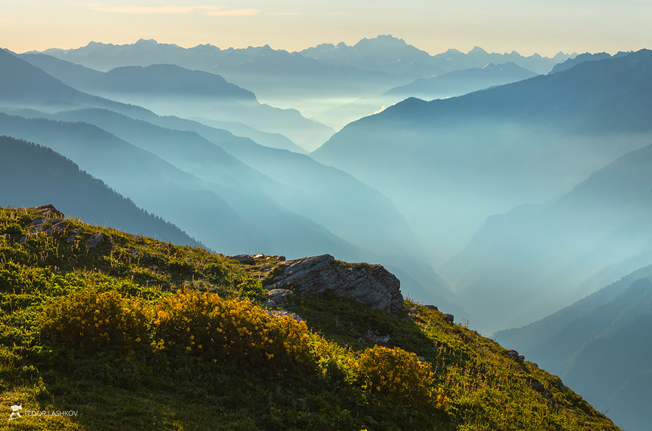 Туманный рассвет в горах