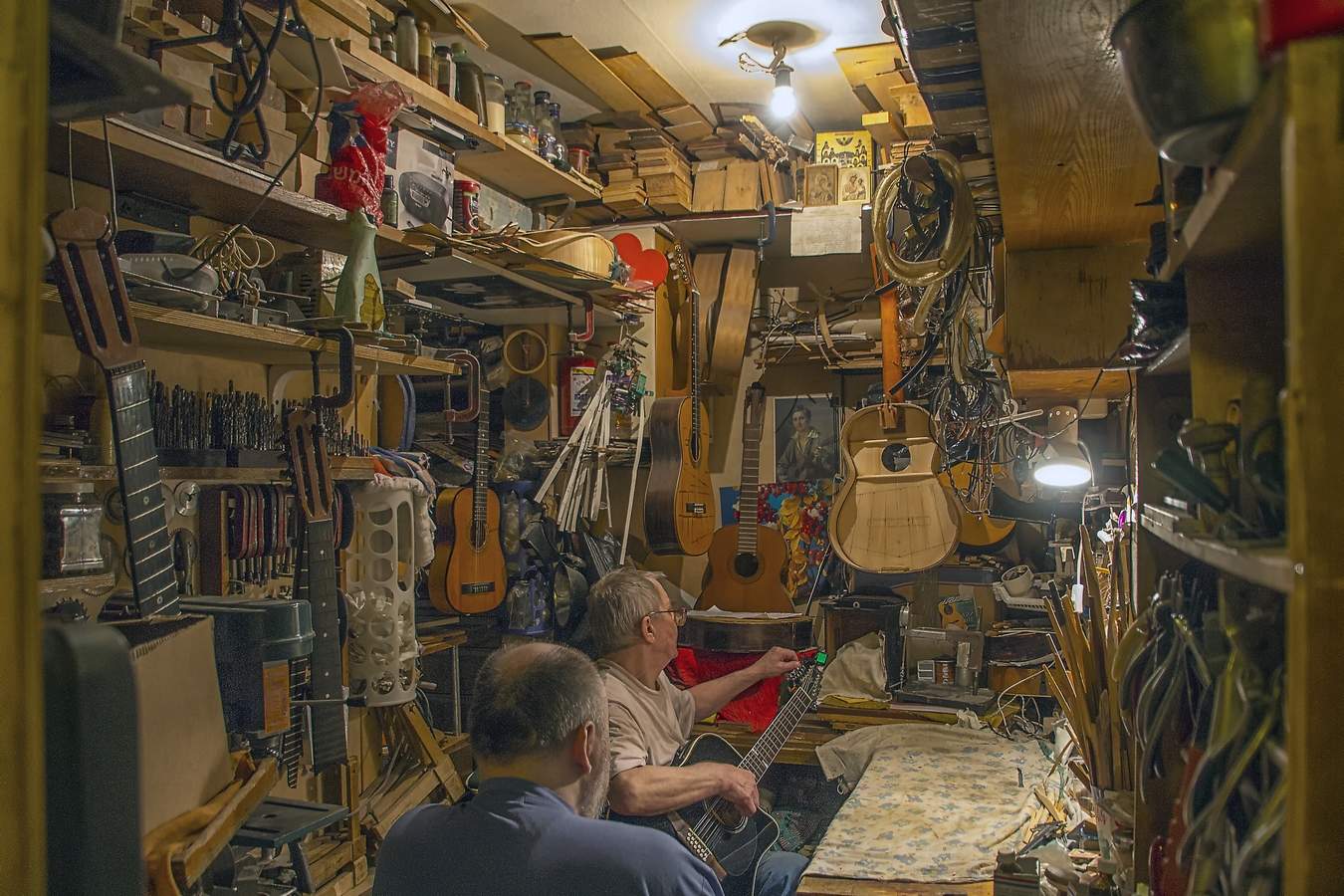 В мастерской гитарного мастера