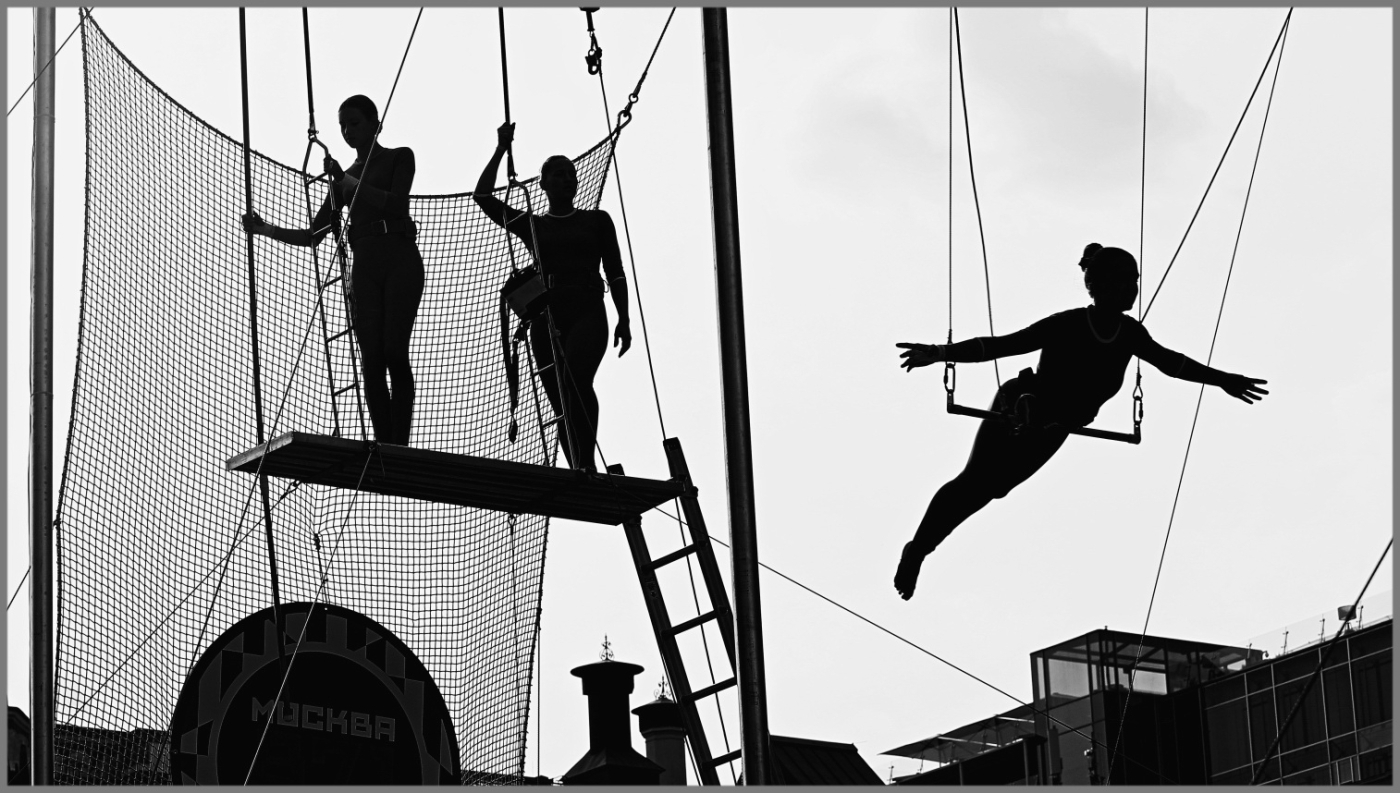 Уличный цирк.