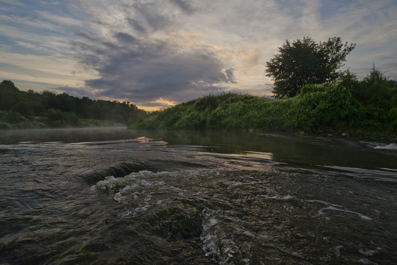 Утро над бегущей водой