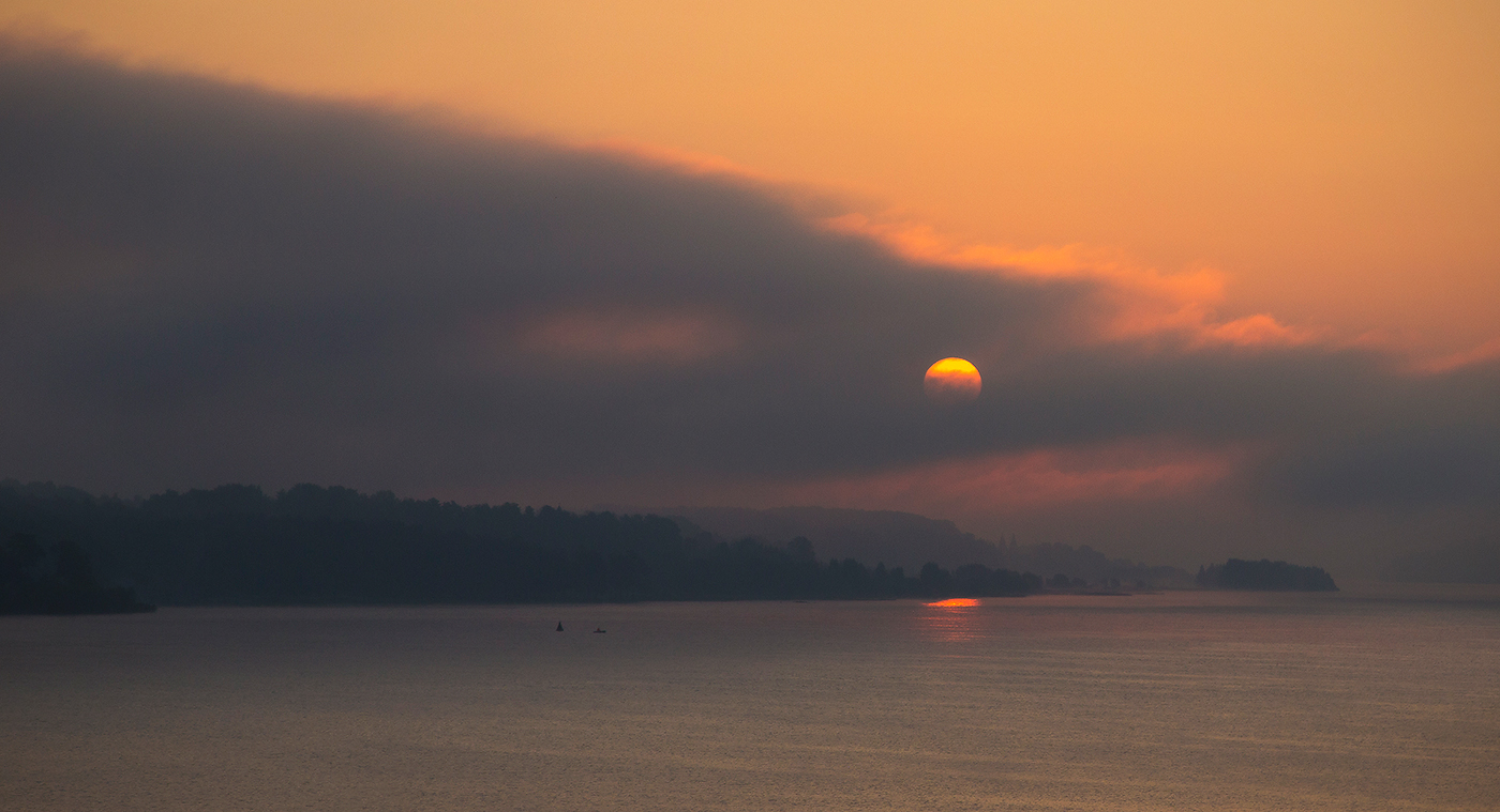 В реку, словно в зеркало, солнышко смотрелось...