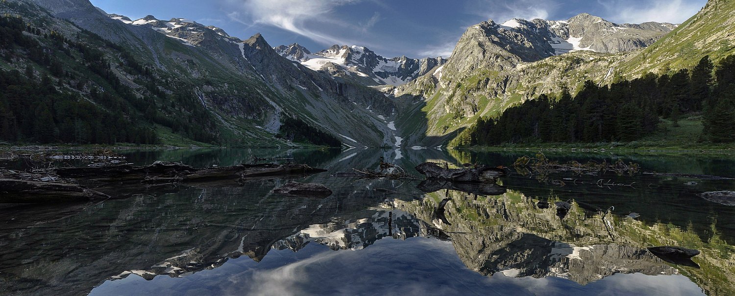 На озере рассвет.