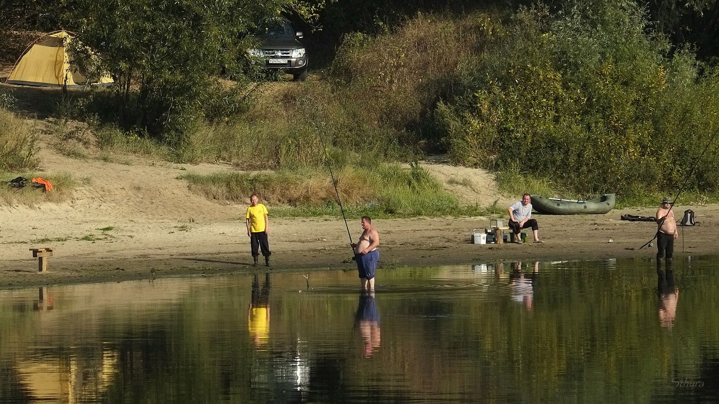 Мужики ловили рыбу.
