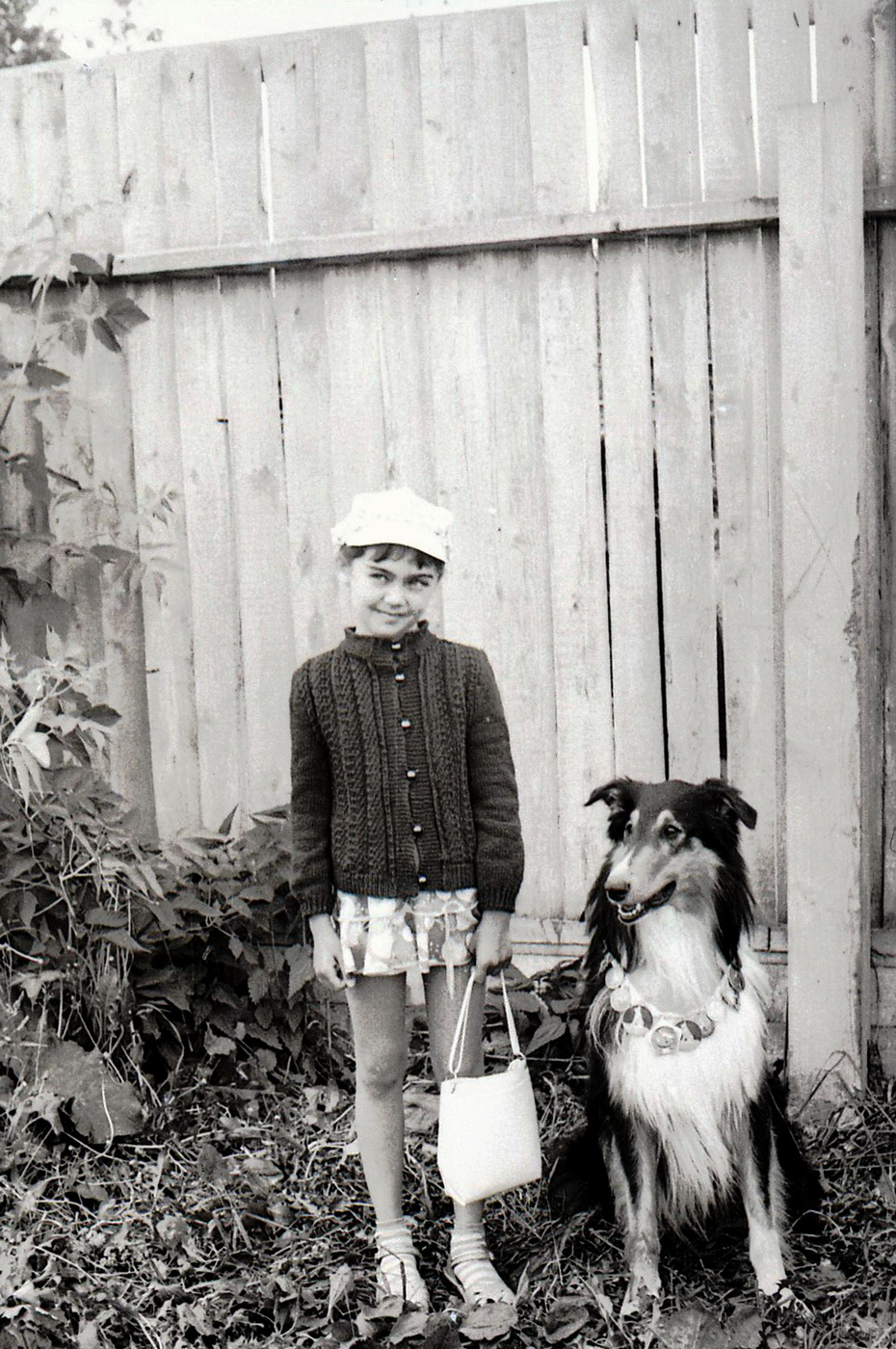 Девочка и собака.