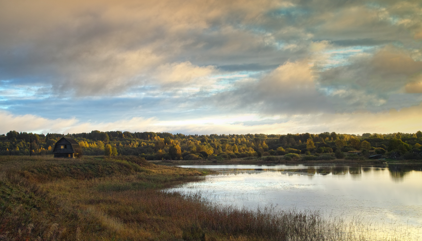 Одинокий дом у озера